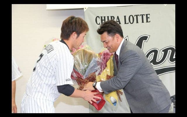 ロッテ鈴木が語る「6」の背中　偶然の握手から始まった「人生の不思議」