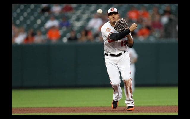 名三塁手マチャド、また魅せた「凄い肩」　ランニングスローで一塁へ“剛速球”