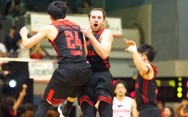 ザック・バランスキーが決勝弾！ 粘りのバスケを展開したアルバルク東京が痛快な逆転劇で川崎ブレイブサンダースを破る