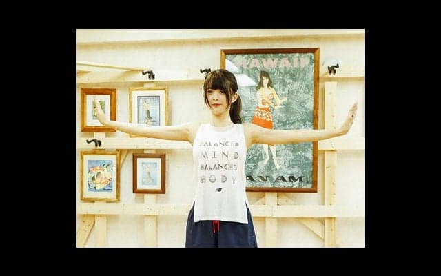 ハワイアンヨガで眠りそうな馬場ふみかさん。「マウイの月が見えた」