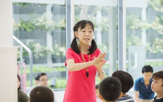 子どもは夢中に、親は感心。内村周子が教える体操教室が大人気なワケ