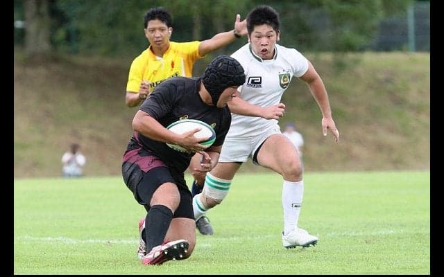  狙い撃ちタックルも見事。大東大・河野良太主将は夏から「寄り」にこだわる。 