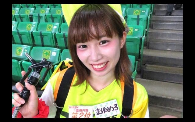 「福岡発 売り子名鑑」15キロのタンクと格闘、とびきりスマイルの19歳