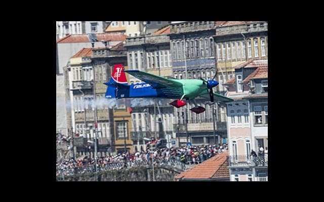 エアレース室屋義秀、最強ライバルを叩くチャンスも返り討ちで無念！