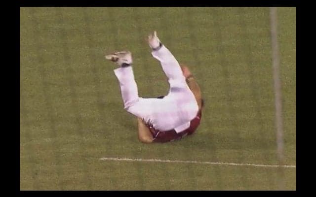 楽天の真喜志コーチが思わず尻もち、ペゲーロ強烈ファウルが2球連続襲来