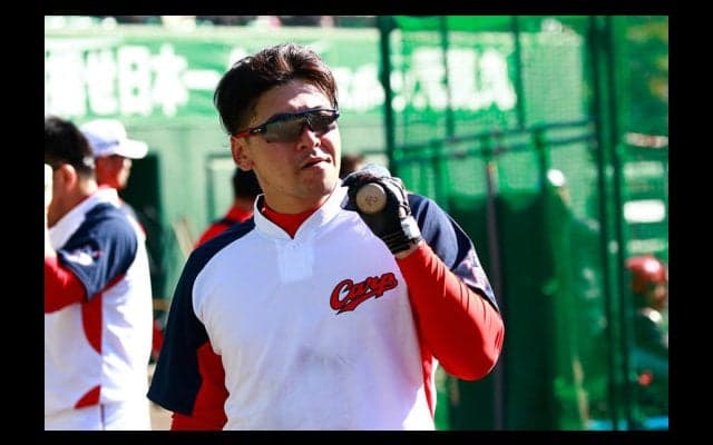 「ボールは赤松さんに」-広島會澤、癌から復帰目指す「仲間」の誕生日に激打