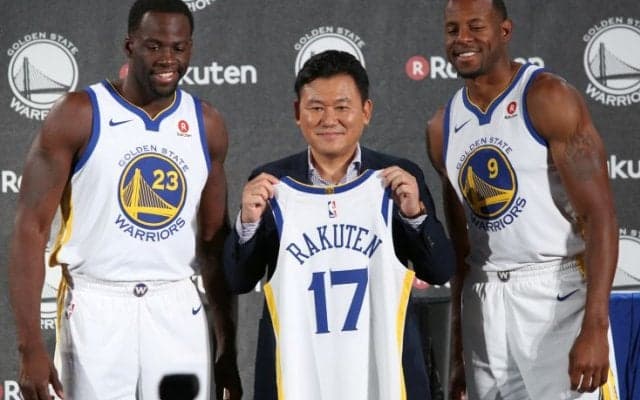 楽天がウォリアーズとパートナー契約を締結、三木谷会長がグリーン＆イグダーラとともにロゴ入りジャージーをお披露目