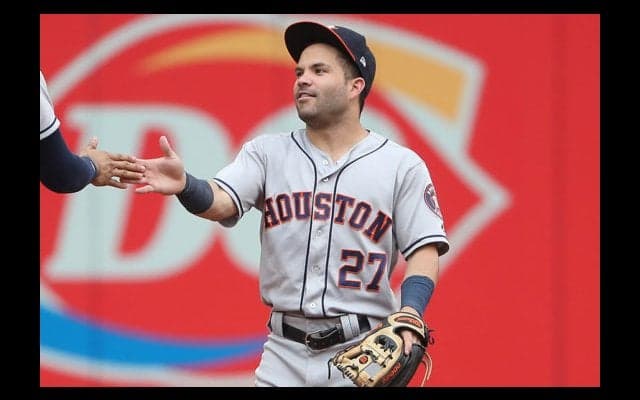 「小さな巨人」アルトゥーベ「驚異的」美技　“ほぼ遊撃”から反転ジャンプスロー