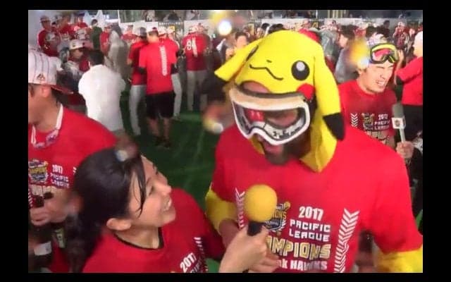 サファテはピカチュウ、バンデンはミニオン、デスパはマリオでビールかけ