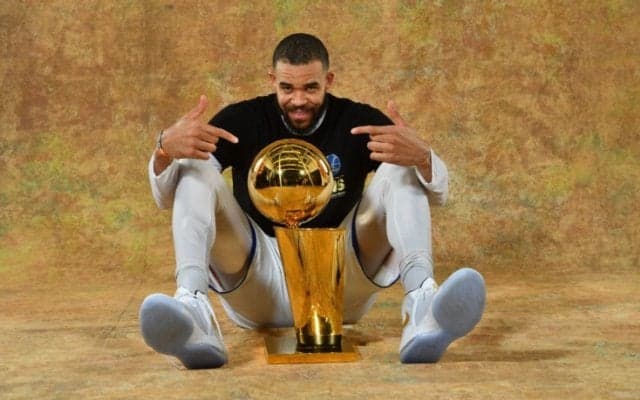 ウォリアーズの優勝に貢献したジャベール・マギー、右腕に彫った『ラリー・オブライエン・トロフィー』のタトゥーを披露