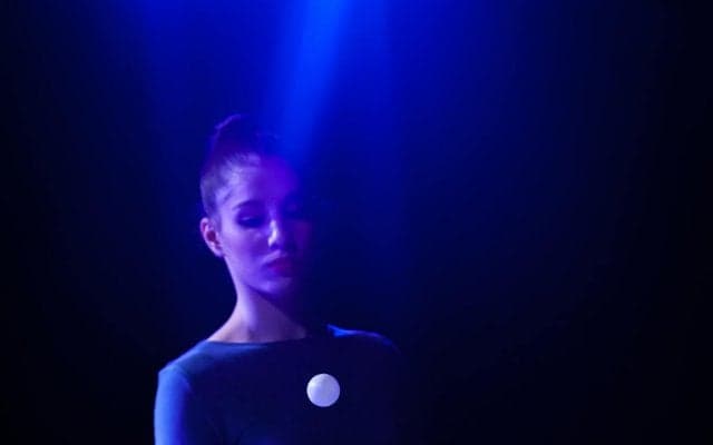 世界で最もアクロバティックな卓球、ロシア発の「ピンポン球サーカス」