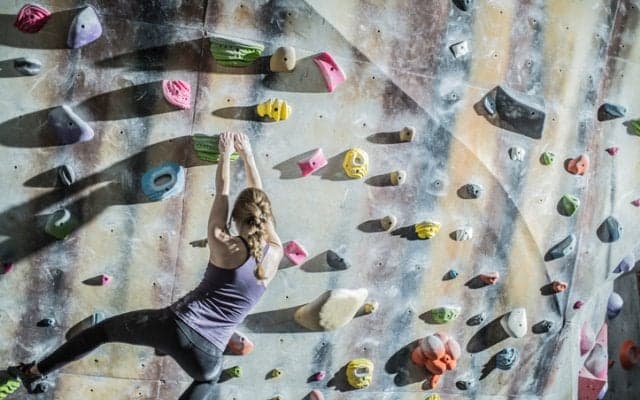 ボルダリング上達のコツ。初心者一番の悩み「腕がパンパンに張る！」を解決するには