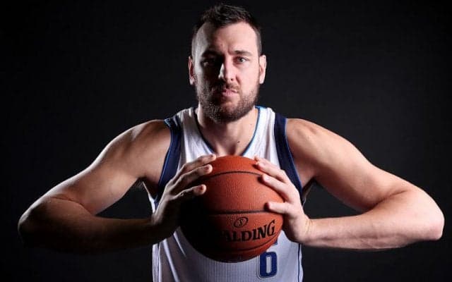 不運なケガからNBA復帰を目指すアンドリュー・ボーガットに、レイカーズ指揮官のルーク・ウォルトンが手を差し伸べる