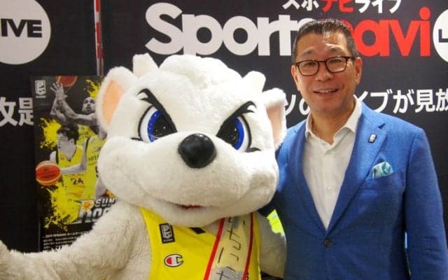 渋谷ド真ん中の『サンロッカーズ渋谷 公認ショップ』で一日店長を務めたサンディーを、大河正明チェアマンが激励！