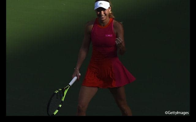 ウォズニアッキが世界ナンバーワンのムグルッサを倒して大会連覇に王手 [東レPPO]