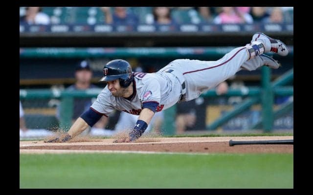 会場は唖然、騒然…MLBで驚きの珍プレー、バントが“先頭打者弾”に!?