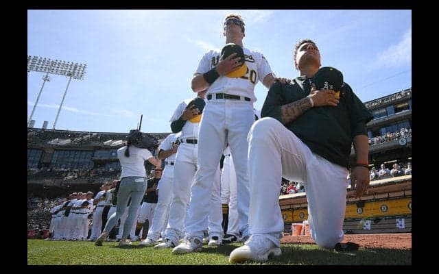 「僕らはみんな平等であるべき」米で広がる国歌斉唱膝つき抗議がMLBにも
