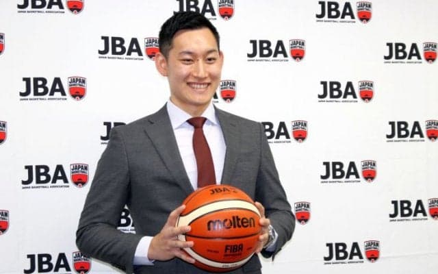 日本初のプロフェッショナル・レフェリーが誕生、第1号となった加藤誉樹は会見で「光栄に思う一方で責任を感じています」