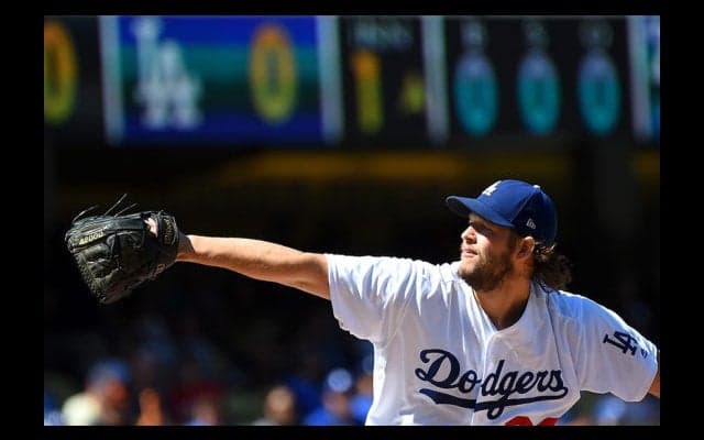 【MLB】CY賞3度カーショーの球はバントもできない!?　笑撃の空振りに球場も騒然