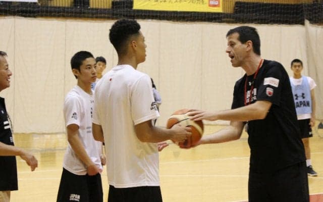 強化合宿中のU-16男子日本代表、指揮官のトーステン・ロイブルは「コミュニケーション能力の欠如」に警鐘を鳴らす