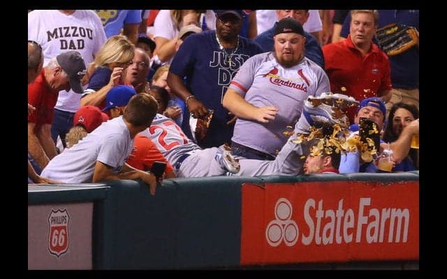 自らナチョスを“お届け”!?　客席ダイブで接触したファンに選手が粋な計らい