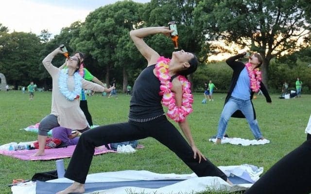 ベルマーレビールを飲みながら行うヨガ「ビールヨガ」開催