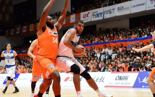 島根スサノオマジックの懸命なプレーをいなす新潟アルビレックスBB、経験豊富な『大人のバスケ』で開幕を逆転勝利で飾る