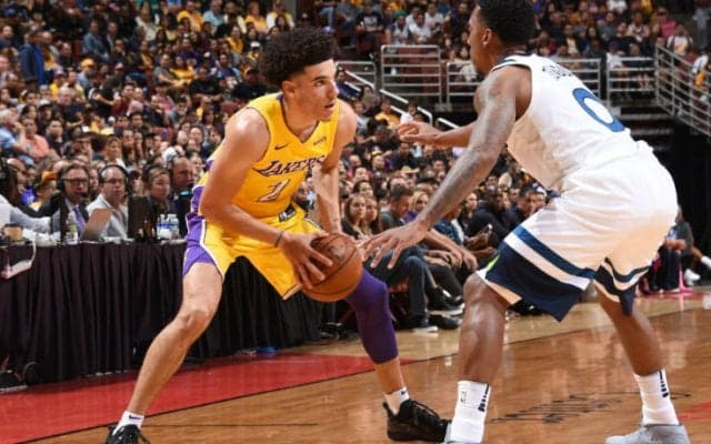 ロンゾ・ボールがプレシーズンデビュー戦で存在感を発揮も、ルーク・ウォルトンは「もっとシュートを打っていい」と苦言