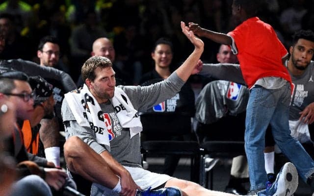 マーベリックスのために減俸を受け入れたダーク・ノビツキーにファンから『昼食代』の20ドルと感謝の手紙が届く