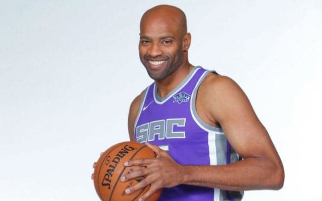 キングスに移籍した40歳の大ベテラン、ビンス・カーター「教えるのは好きだから」と若手の質問攻めに嬉々として対応