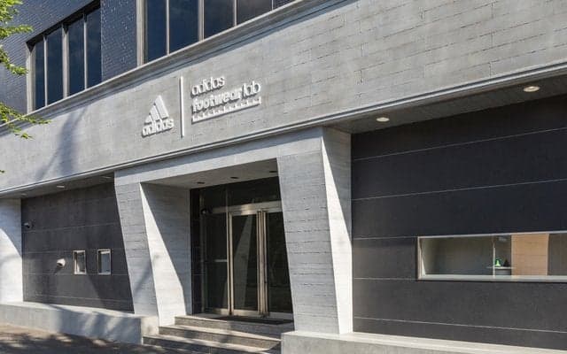 アディダス、国内初のフットウェア開発施設「アディダス フットウェアラボ」開業