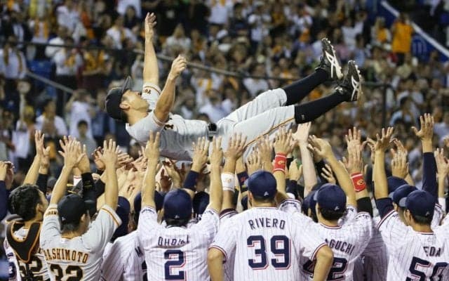 現役引退の相川が最終打席で内野安打！神宮で両軍から胴上げ！