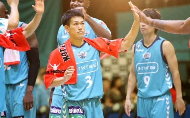 京都ハンナリーズに新たなエネルギーを与える新人ポイントガード伊藤達哉、デビュー戦を終え「楽しんでプレーできました」