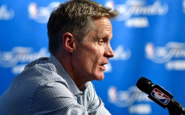 父親を殺害された過去を持つウォリアーズの指揮官、スティーブ・カーが銃規制に言及「祈りを捧げるだけでなく行動を」