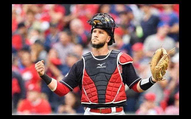 驚愕の立ち膝牽制に大歓声　ヤンキースを崖っぷちに追い詰めた捕手の美技