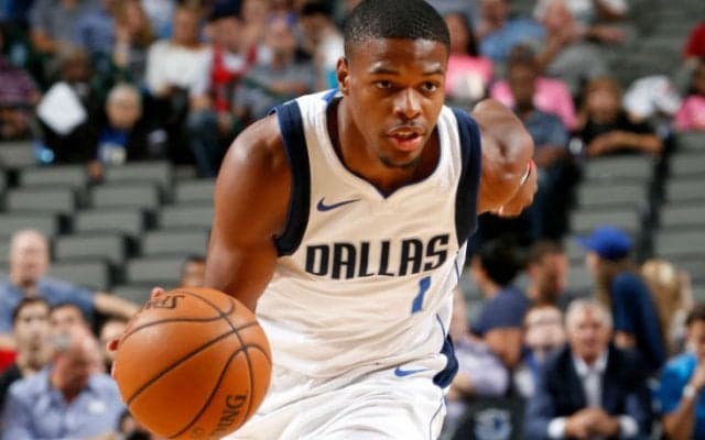 マーベリックスのルーキー、デニス・スミスJr.があこがれの殿堂入り選手『T-Mac』に激励され感激！