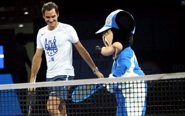 フェデラー、ミッキーマウスとダンス対決[上海ロレックス・マスターズ]