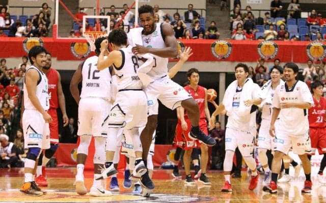 終盤にビッグショットを沈めた琉球ゴールデンキングス、ハイテンポな打ち合いを制し名古屋ダイヤモンドドルフィンズに連勝