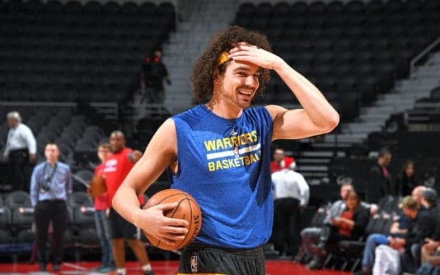 昨シーズン序盤だけウォリアーズに所属したアンダーソン・バレジャオ、キャブズからは断った優勝リング贈呈の申し出を快諾