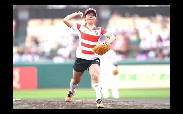  見事、ストライク！ サクラフィフティーン齊藤聖奈主将、楽天戦で始球式。 