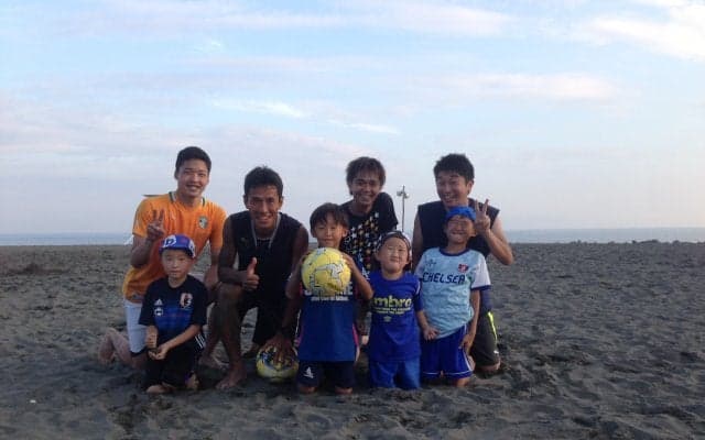 砂浜でアクロバティックプレー！「ビーチサッカー」を親子で楽しもう