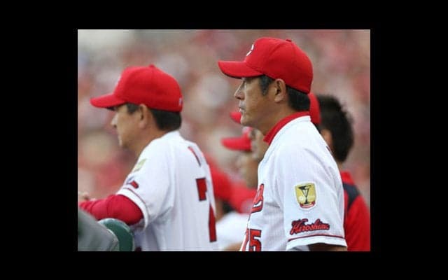 石井琢朗コーチが感謝する、「新井さん」が放ったチャンスでの凡打