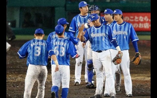 横浜DeNAが21安打13得点の猛攻で阪神撃破！雨中の乱戦を制して1勝1敗！