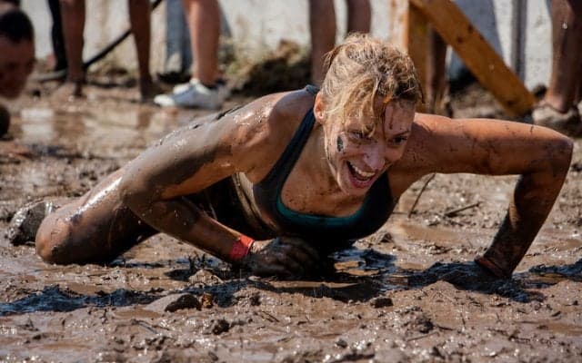 アグレッシブすぎる障害物レース「スパルタンレース」の魅力とは？泥にまみれ、有刺鉄線を乗り越え……たーのしー！