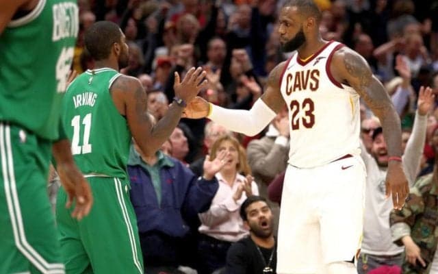 NBA開幕戦でキャバリアーズがセルティックスを撃破、レブロンとカイリーは試合後のハグで互いの健闘を称える