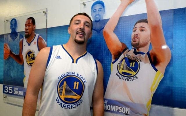 神出鬼没のクレイ・トンプソン、ベンチのすぐ後ろに現れた『フェイク・クレイ』も存在感を発揮!?