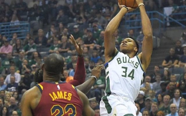 ヤニス・アデトクンボ、レブロン・ジェームズから「MVPを受賞できる」と称賛されるも「彼と同じレベルにはいない」