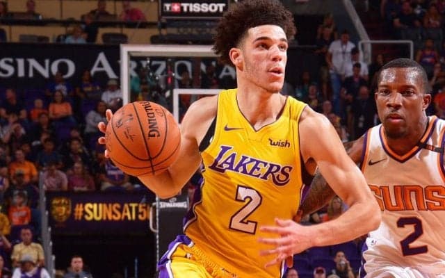 ロンゾ・ボールが『ゴールデンルーキー』の本領発揮、トリプル・ダブルは逃すもレイカーズに初勝利をもたらす