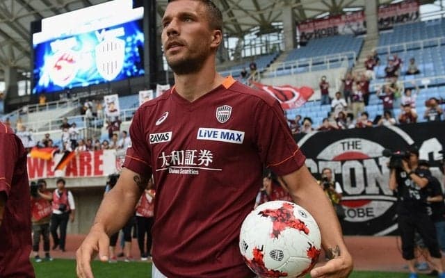 ポドルスキと白鵬が2ショット、初の相撲観戦で「マシーンとマシーンが出会う」