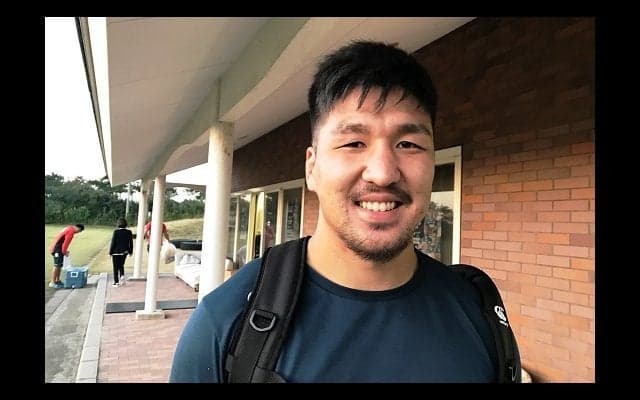  タックルで前に出る。故郷・福岡で7番を背負う布巻峻介の静かな闘志。 